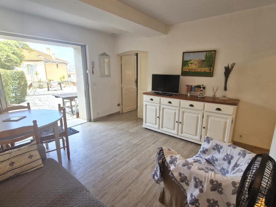 Appartement 2 pièces climatisé avec terrasse et parking, proche centre Sainte-Maxime - FR-1-780-84 Apartment in Sainte-Maxime