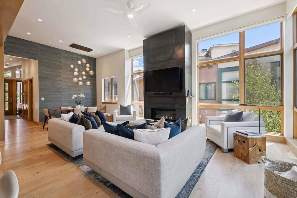 Riverfront Townhome 07 by East West Hospitality Apartment in Avon