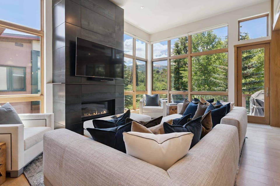 Riverfront Townhome 07 by East West Hospitality Apartment in Avon