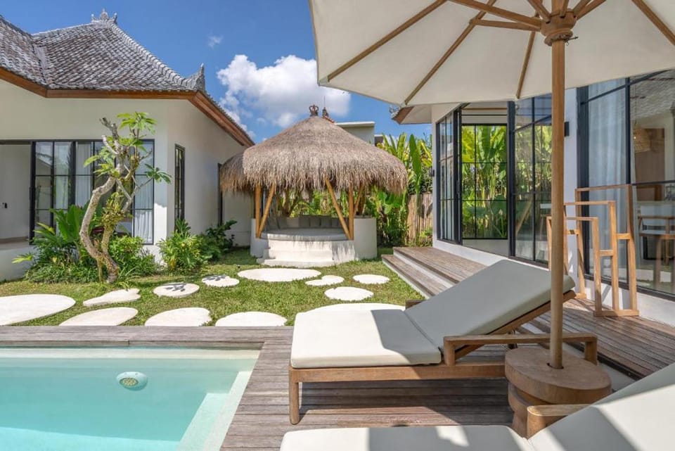 Property building, Balcony/Terrace, Balcony/Terrace, Seating area, Swimming pool