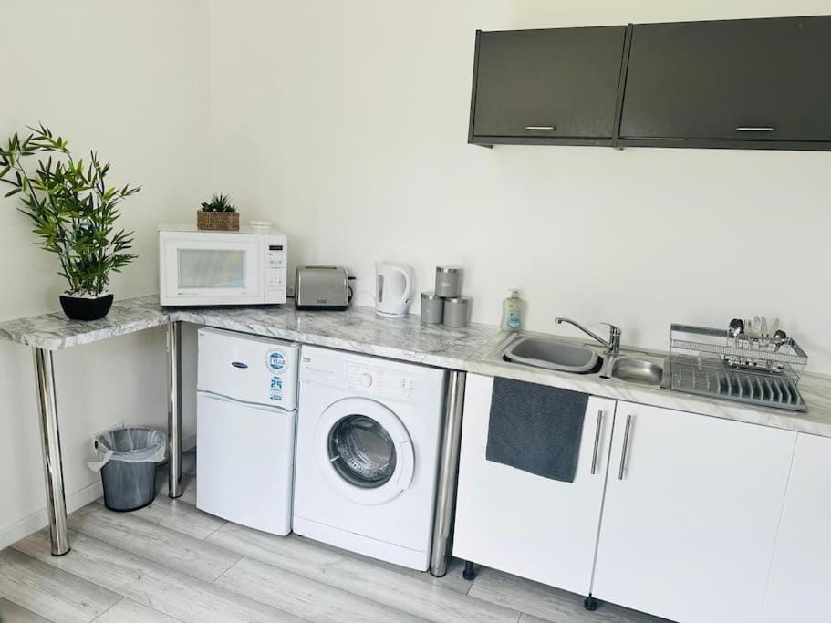 Coffee/tea facilities, Kitchen or kitchenette, stove, toaster, washing machine