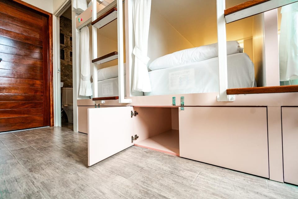 Bathroom, Photo of the whole room, Bedroom, Time of day, internet, locker, wardrobe