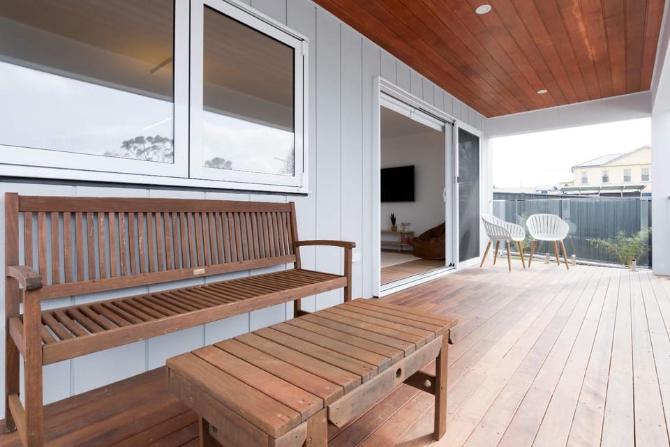 Bright & Airy Coastal abode House in Bridport