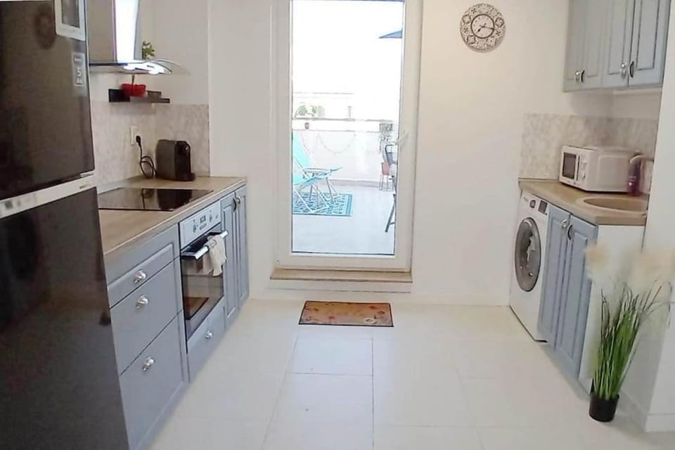 Oaza de relaxare langa Bucuresti, piscina, terasa privata - Cosmopolis Apartment in Romania