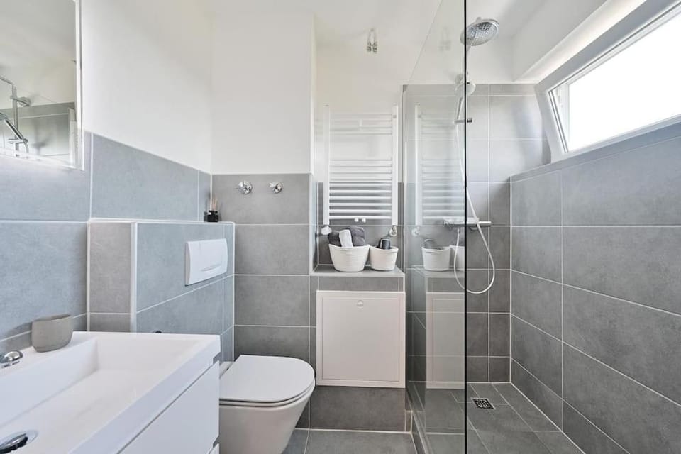 Shower, Toilet, Bathroom, towels