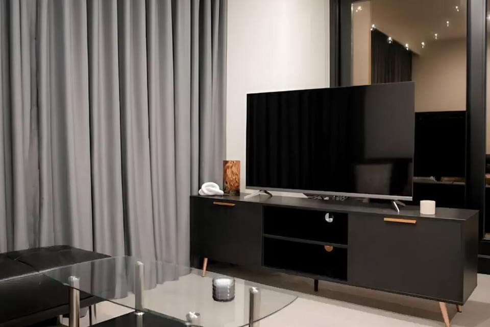 Communal lounge/ TV room, TV and multimedia, Living room, Seating area, Evening entertainment