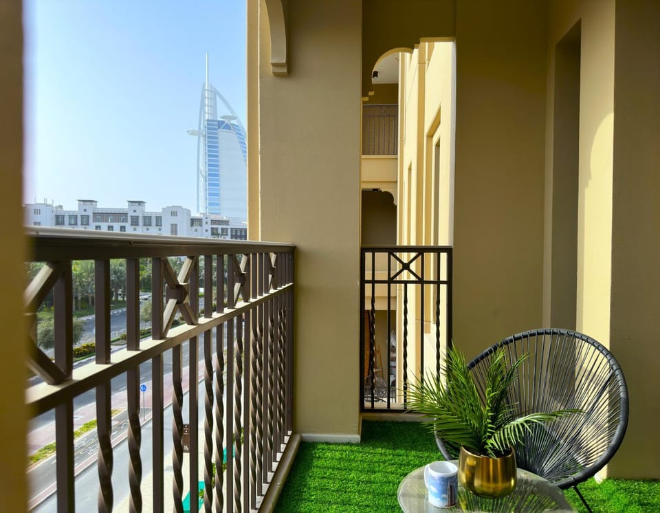 MegaLuxury Flat Resort, Amazing Pool, Burj direct View Apartment in Dubai