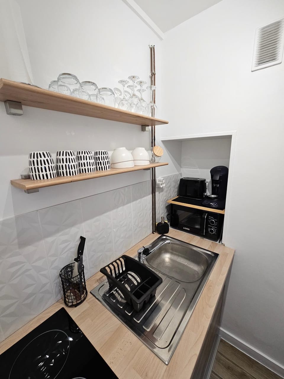 Coffee/tea facilities, Kitchen or kitchenette, microwave, stove