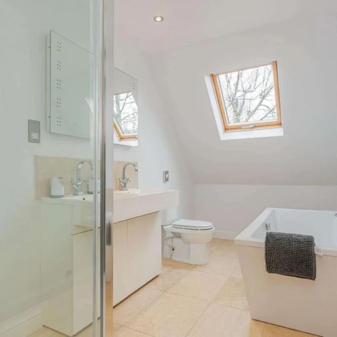 Cysgod Y Dyffryn - Luxury holiday cottage sleeping 8, Hot Tub available House in Clynnog