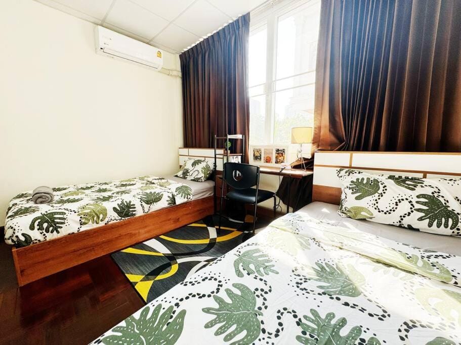 5BR House 8Beds, Ekkamai BTS 12mins walk, 711, shopping mall Villa in Bangkok