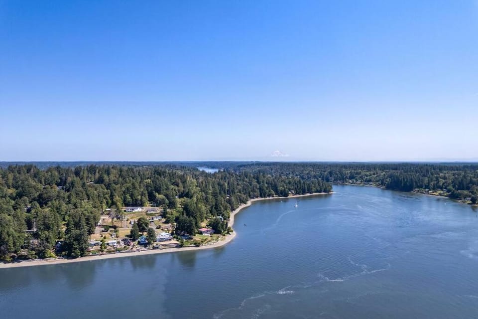 Phenomenal Sunsets Wild Orca Private Beach House in Shelton