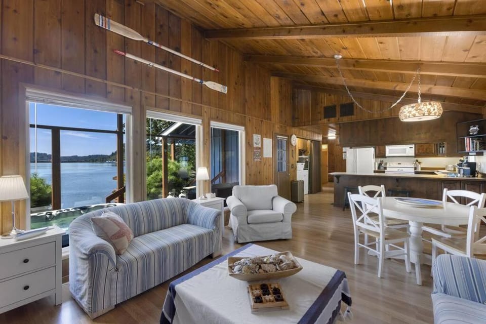 Phenomenal Sunsets Wild Orca Private Beach House in Shelton