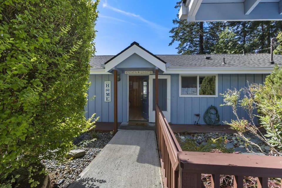 Phenomenal Sunsets Wild Orca Private Beach House in Shelton