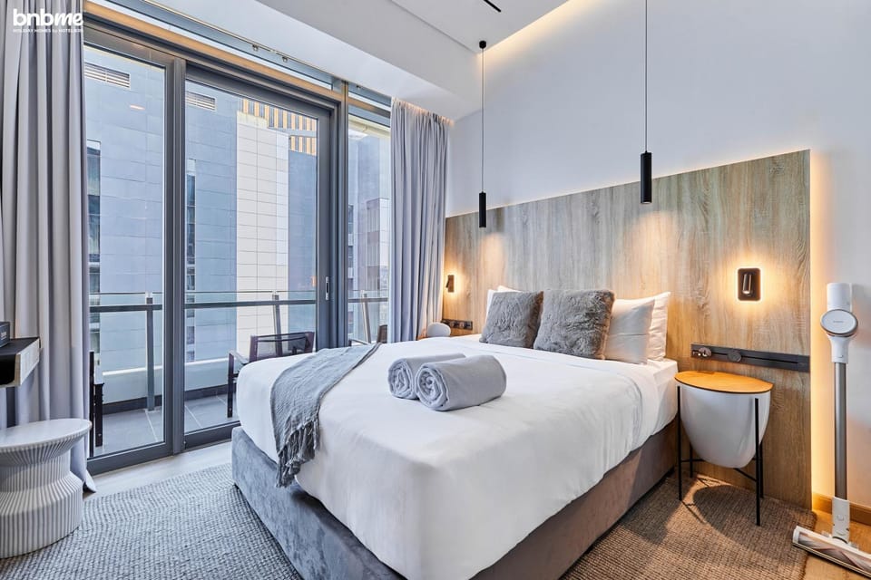 Bed, Photo of the whole room, Seating area, Bedroom, towels