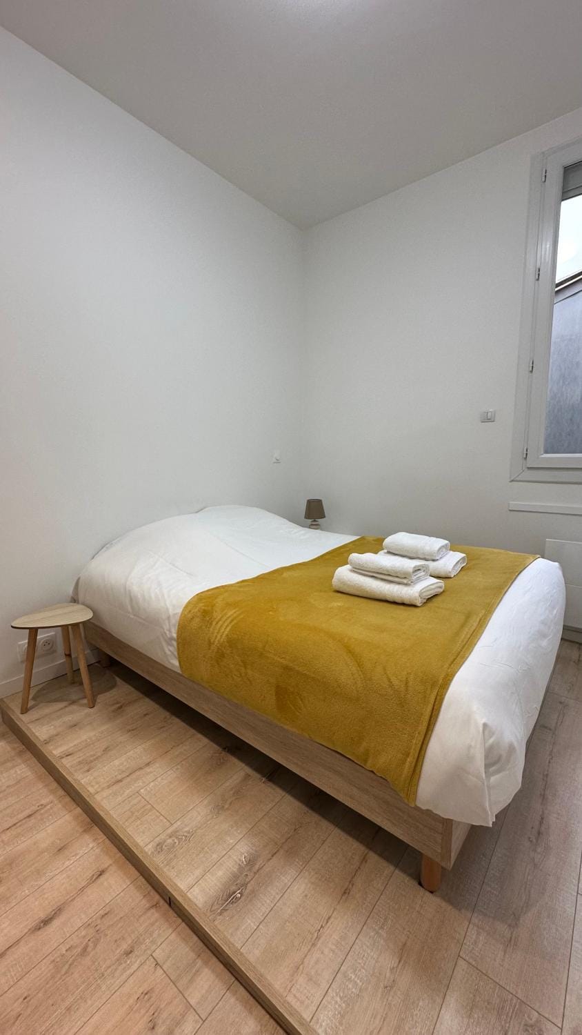 Bed, Photo of the whole room, Bedroom, towels