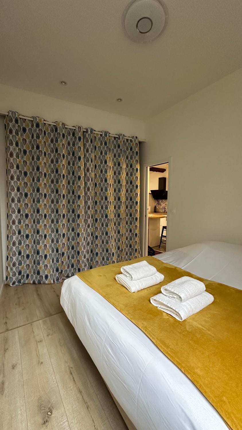 Bed, Photo of the whole room, Bedroom, towels