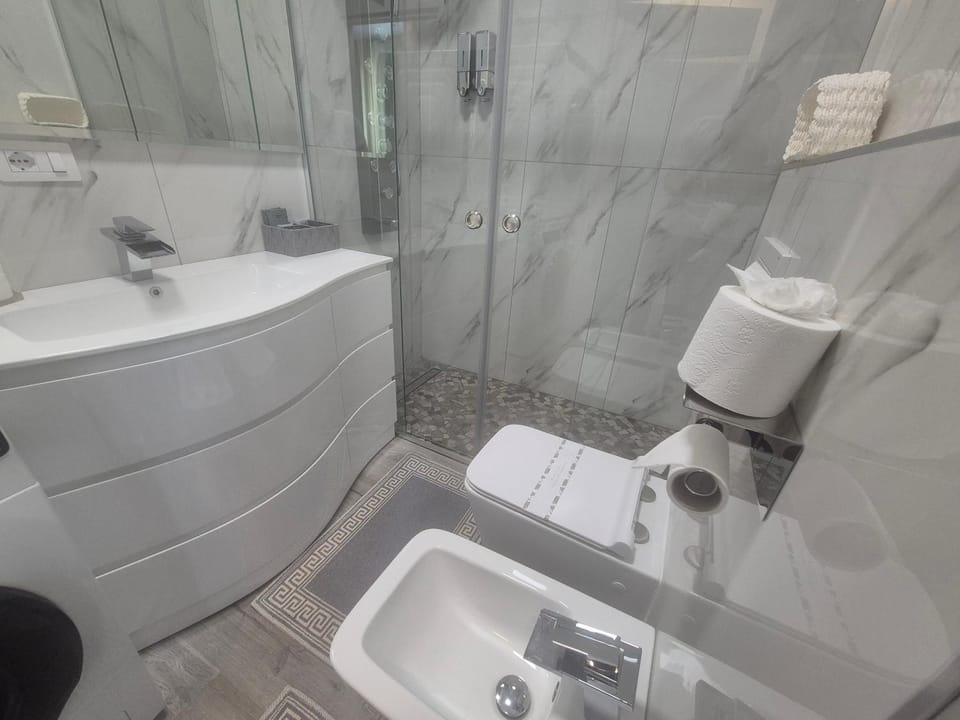 Shower, Toilet, Bathroom, towels