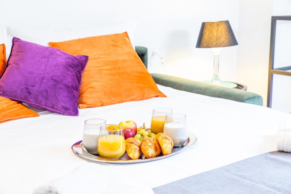 Bed, Photo of the whole room, Decorative detail