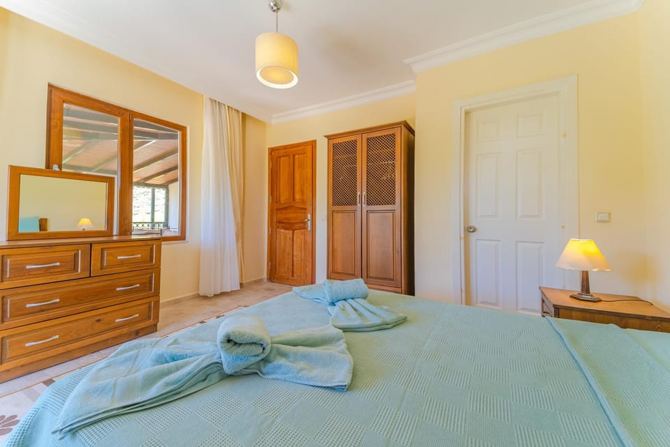 Bed, Bedroom, towels, wardrobe