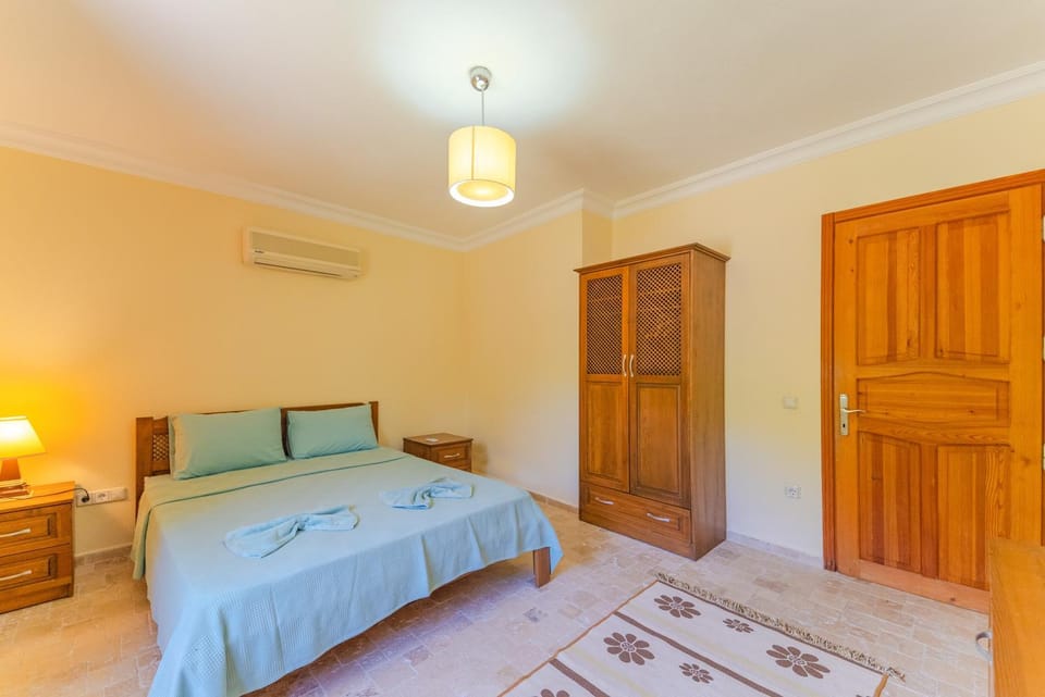 Bed, Photo of the whole room, Bedroom, wardrobe, air conditioner