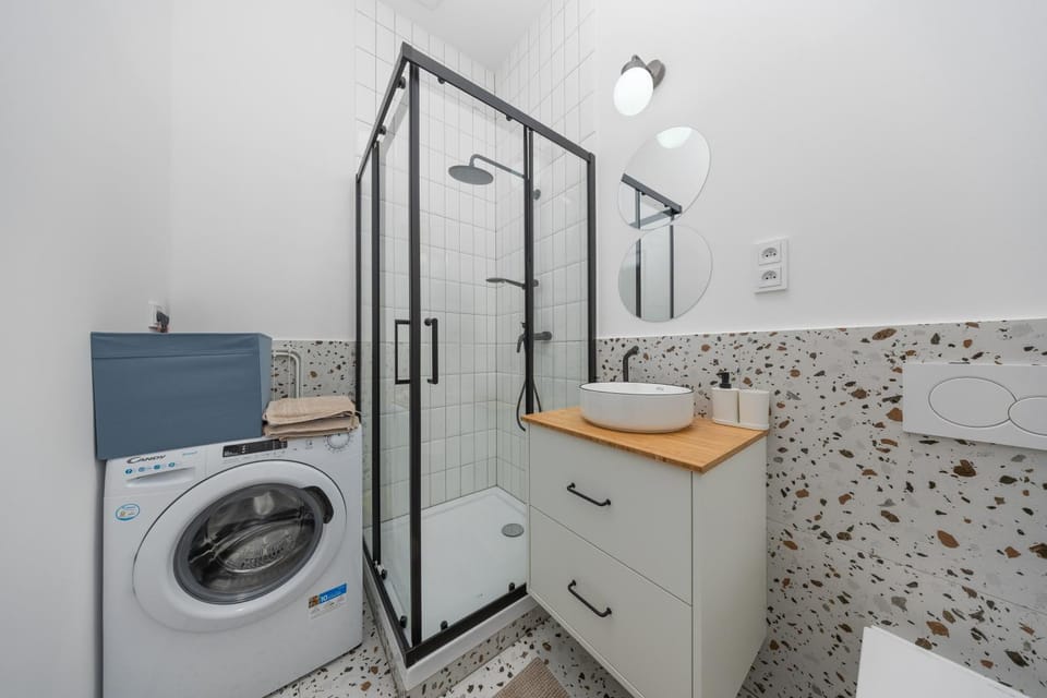 Shower, Bathroom, towels, washing machine