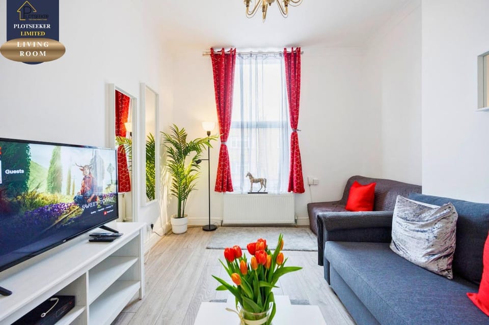 TV and multimedia, Living room, Seating area, Evening entertainment