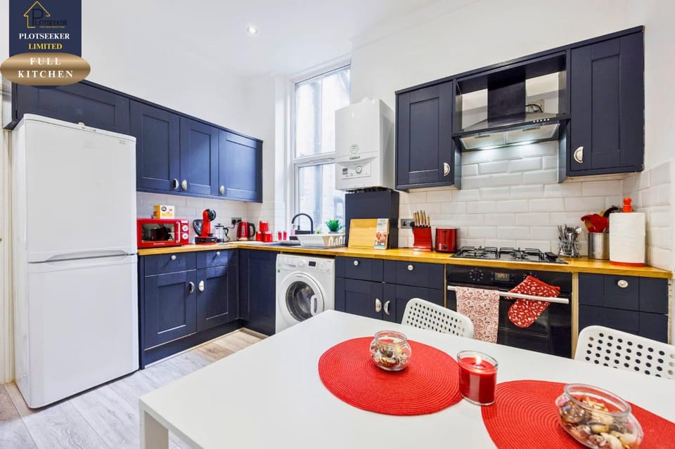 Coffee/tea facilities, Kitchen or kitchenette, Dining area, oven, stove, toaster, washing machine, dryer