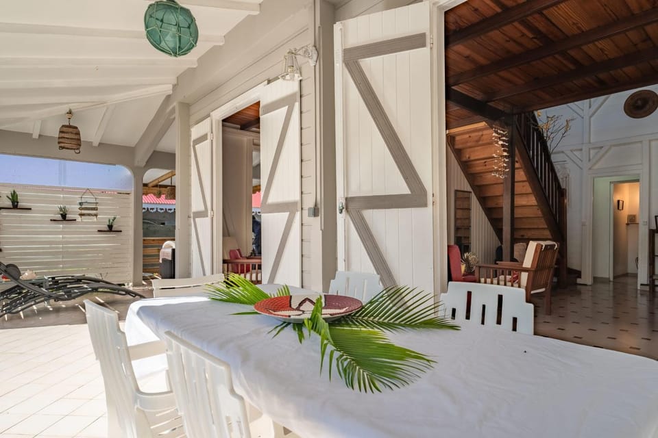 Patio, Living room, Seating area, Dining area