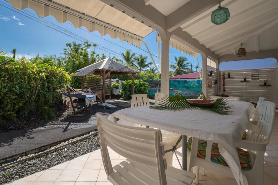 Property building, Patio, Day, Garden, View (from property/room), Balcony/Terrace, Living room, Seating area, Dining area, Garden view