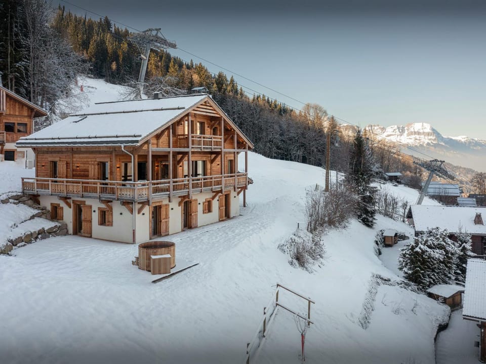 Property building, Day, Natural landscape, Winter, Mountain view
