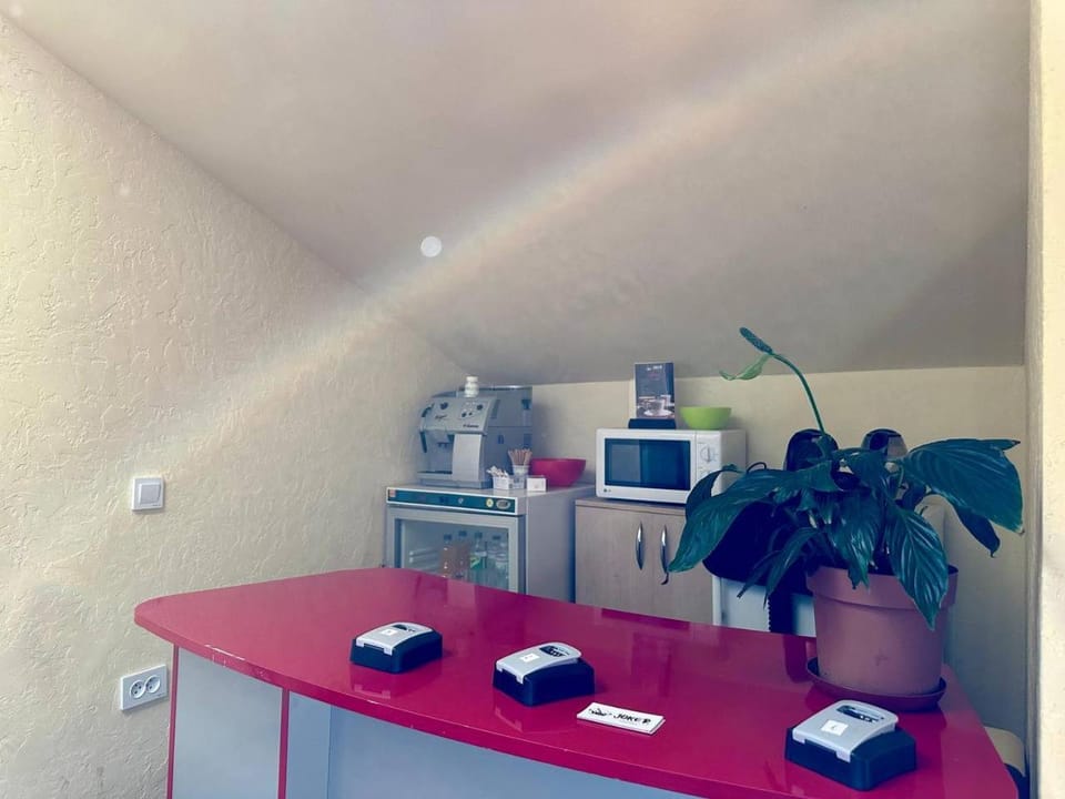 Kitchen or kitchenette, Lobby or reception, microwave