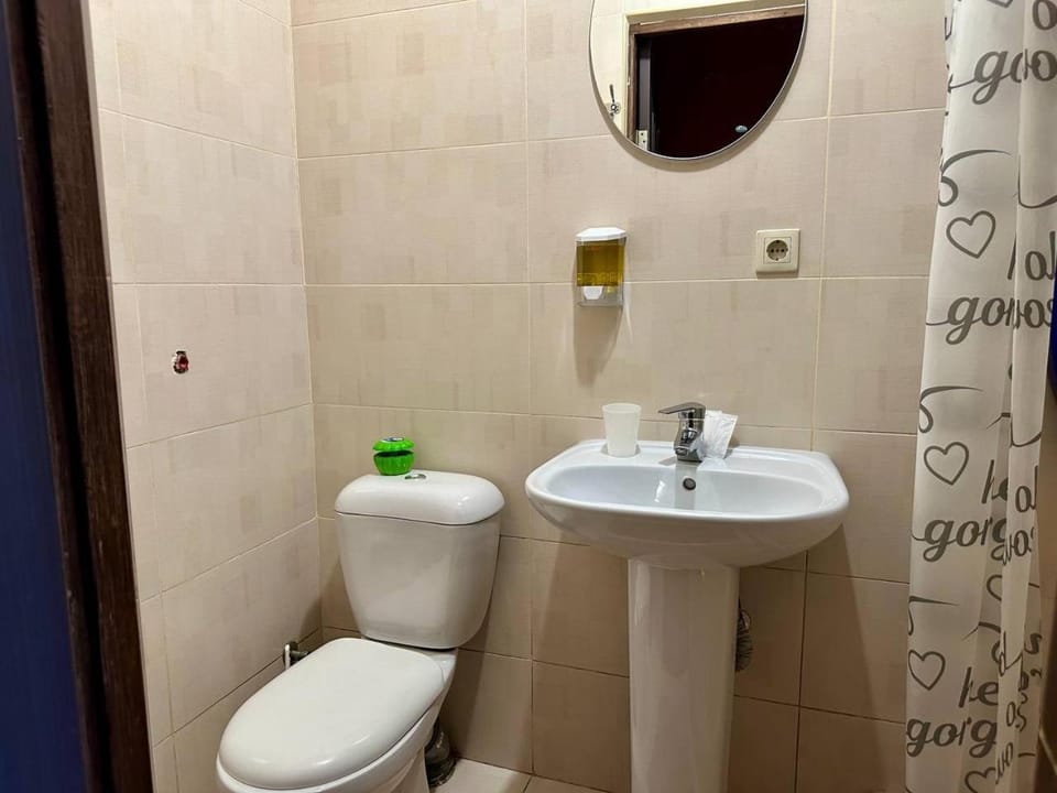 Shower, Toilet