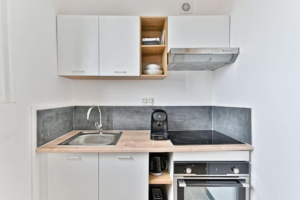 Kitchen or kitchenette, oven, stove