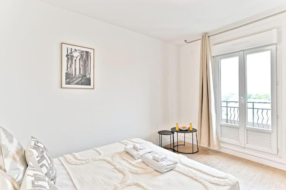 Bed, Photo of the whole room, Seating area, Bedroom