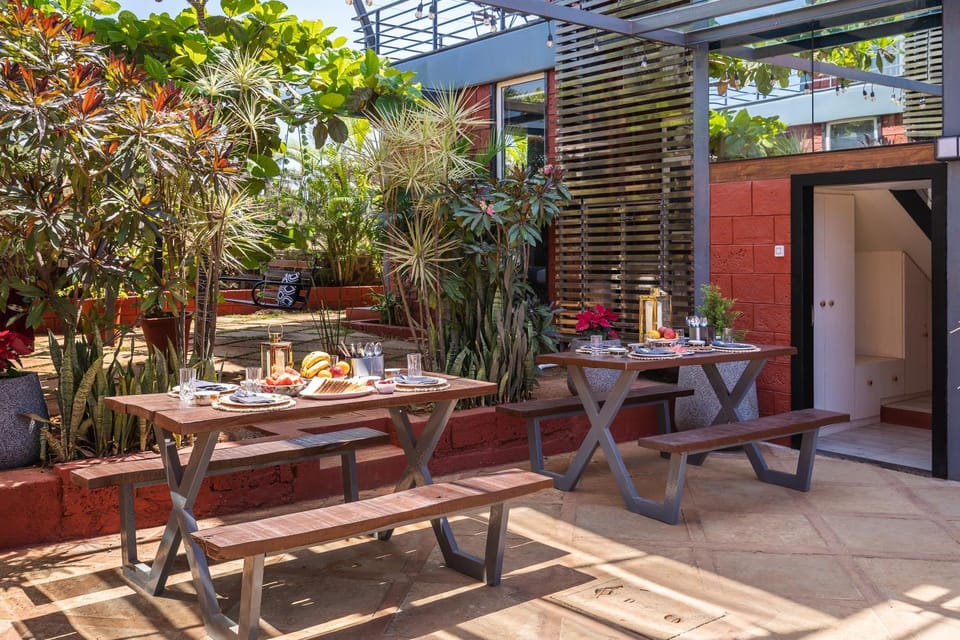 Facade/entrance, Garden, Library, Bathroom, View (from property/room), Balcony/Terrace, Seating area, Dining area, Bedroom, Garden view, air conditioner