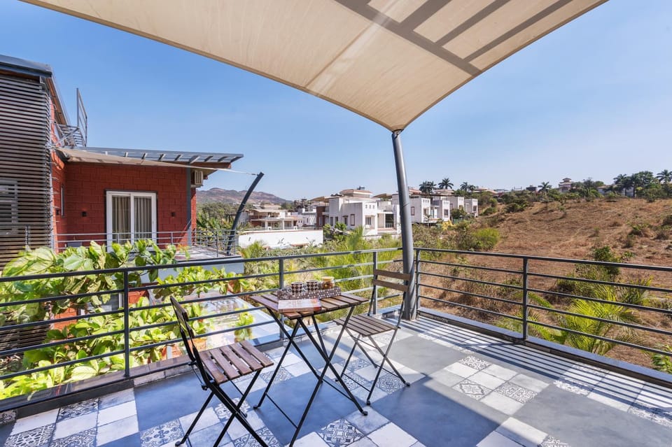 Property building, View (from property/room), Balcony/Terrace, City view, Garden view