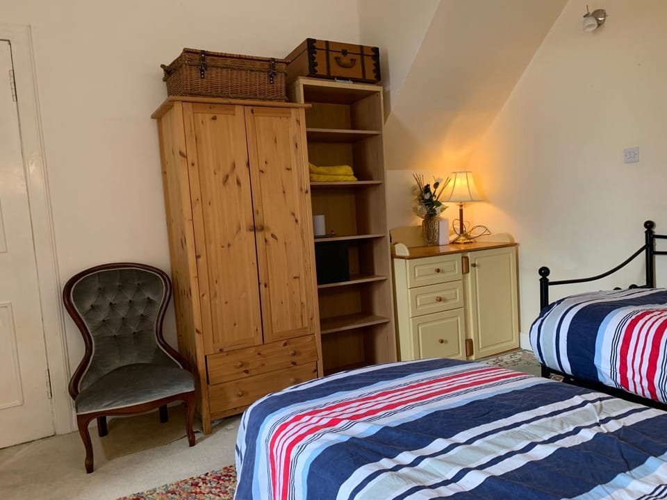 Spacious & quiet twin room in town centre free parking Vacation rental in Scotland
