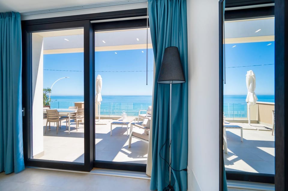 Patio, View (from property/room), Balcony/Terrace, Living room, Dining area, Beach, Sea view