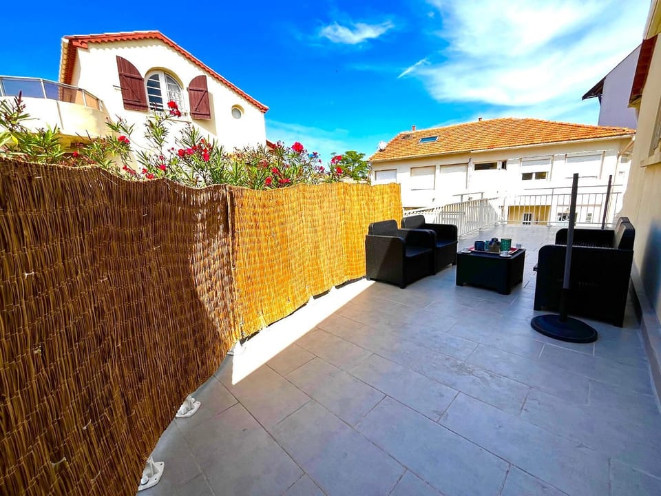Property building, Patio, Day, Balcony/Terrace