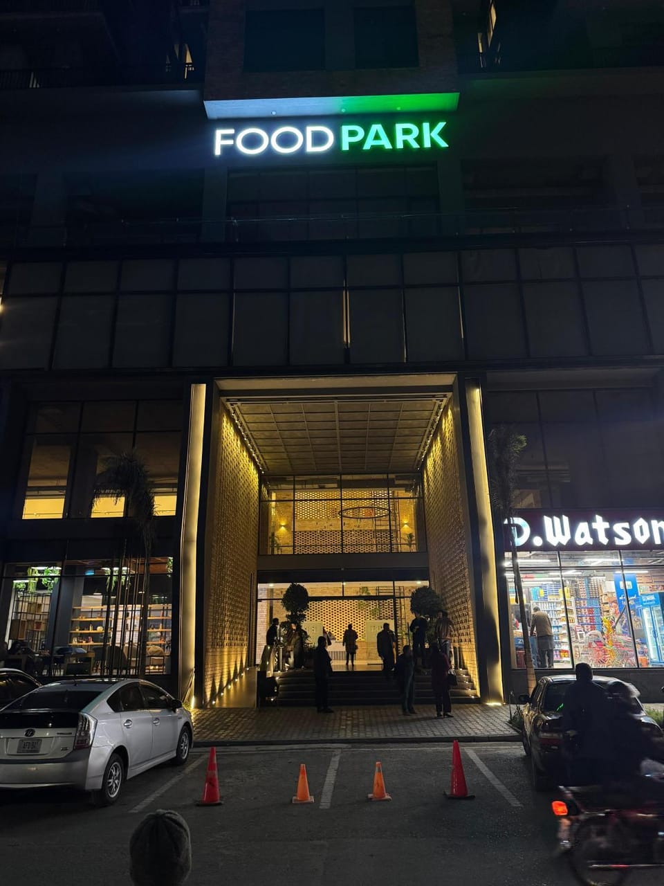 Property building, Night, People, Food and drinks, Food, Text overlay, City view, Street view, Location, group of guests, Parking