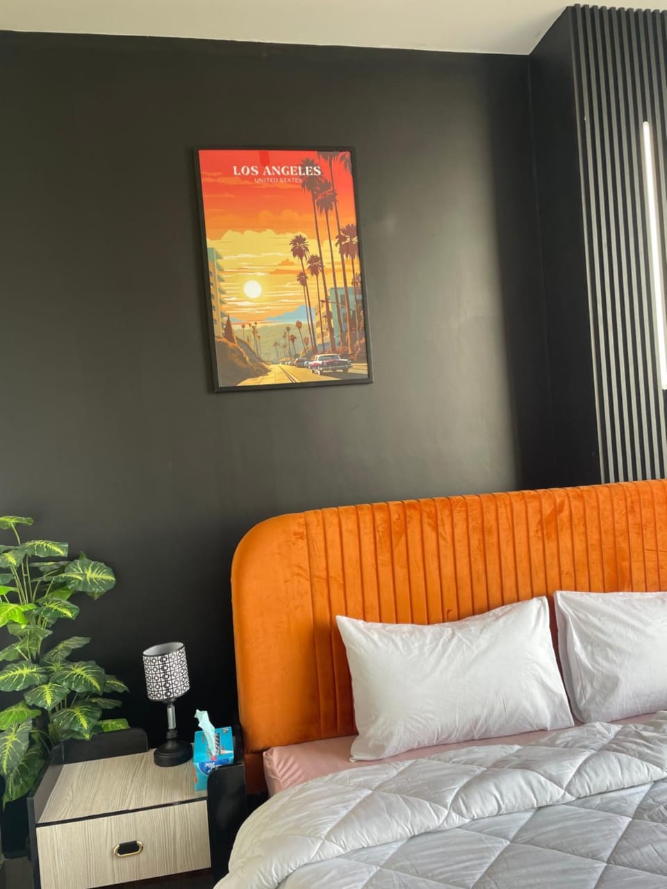 Bed, Living room, Photo of the whole room, Seating area, Bedroom