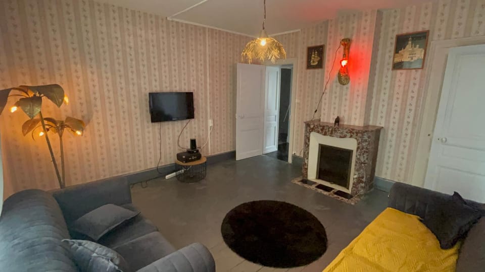 Appartement 3 chambres premier étage à 5 mn du Lac de la MADINE et Chambley Apartment in Grand Est
