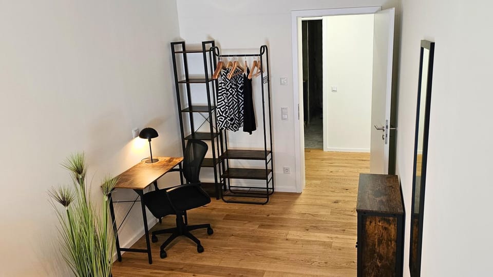 Photo of the whole room, Bedroom, wardrobe