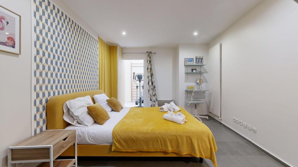 Bed, Bedroom, towels