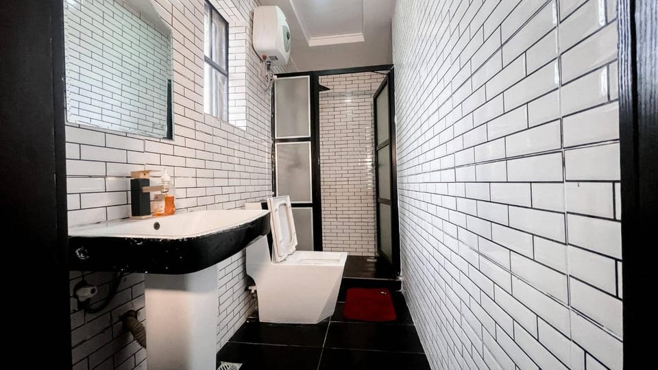 Luxury Hotel Deluxe Room - Sleeps 2 - Gym - Pool House in Lagos, Nigeria