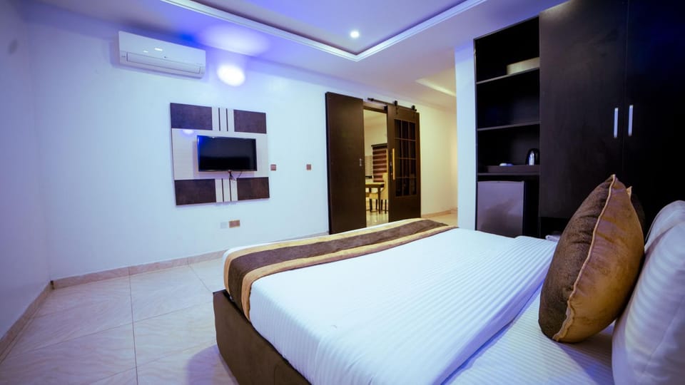 Bed, TV and multimedia, Bedroom
