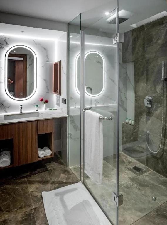 Shower, Bathroom, Swimming pool