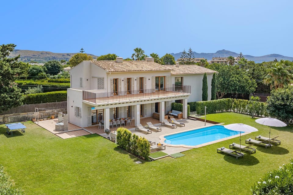 Property building, Patio, Spring, Day, Natural landscape, Garden, Garden view, Mountain view, Pool view, Swimming pool, sunbed