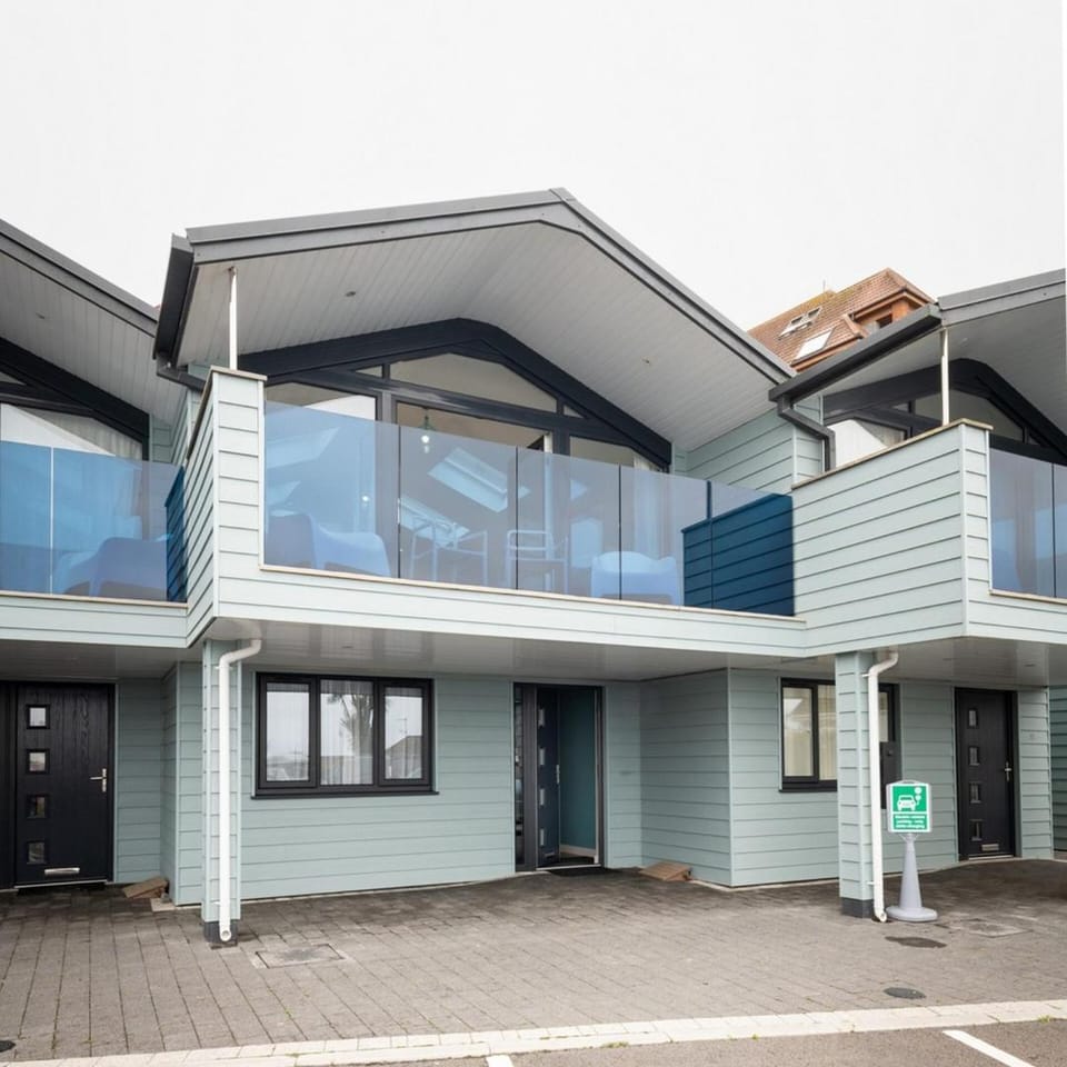 Seaside 3BD Retreat with Balcony & Stunning Views House in Westward Ho