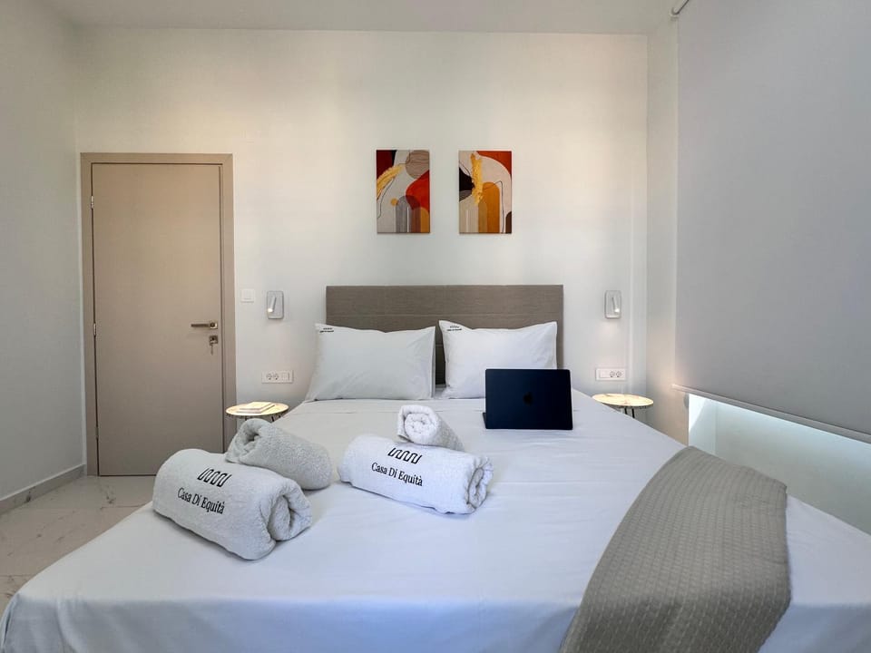 Photo of the whole room, Bedroom, towels